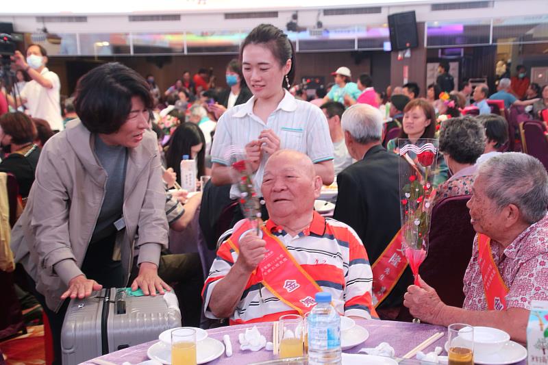 攜手半世紀！ 臺東縣府溫馨表揚50對金鑽婚伉儷 饒慶鈴親祝長輩恩愛久久