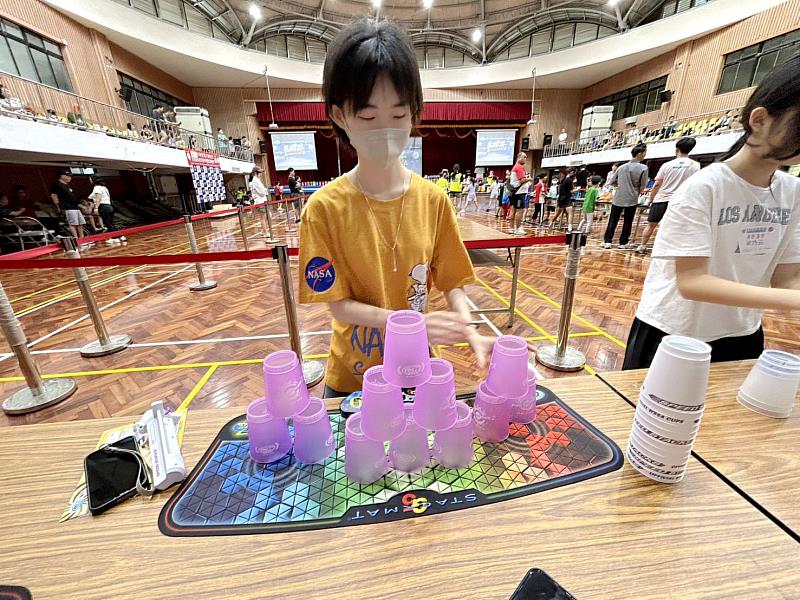 中國科大行管系學生陳佩君比賽實況 (照片/中國科大提供)