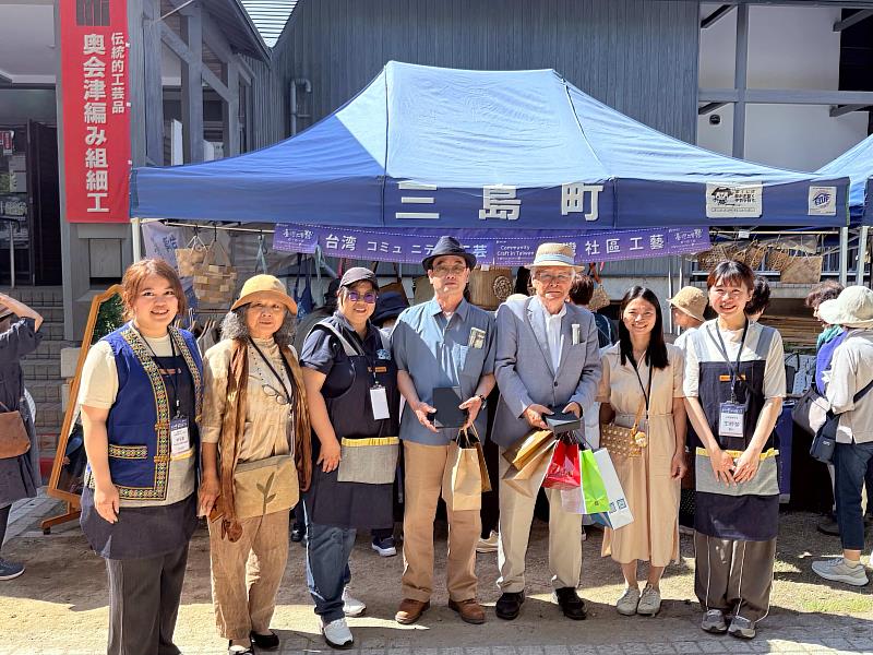 日本福島縣三島町矢澤源成町長(右三)與臺灣社區工藝參展代表於攤位交流互動。
