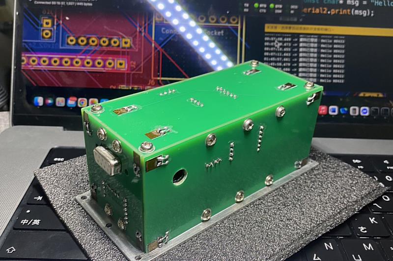 中央大學太空系陳翰琨同學準備啟程前往阿曼，發射PocketQube（口袋衛星）。