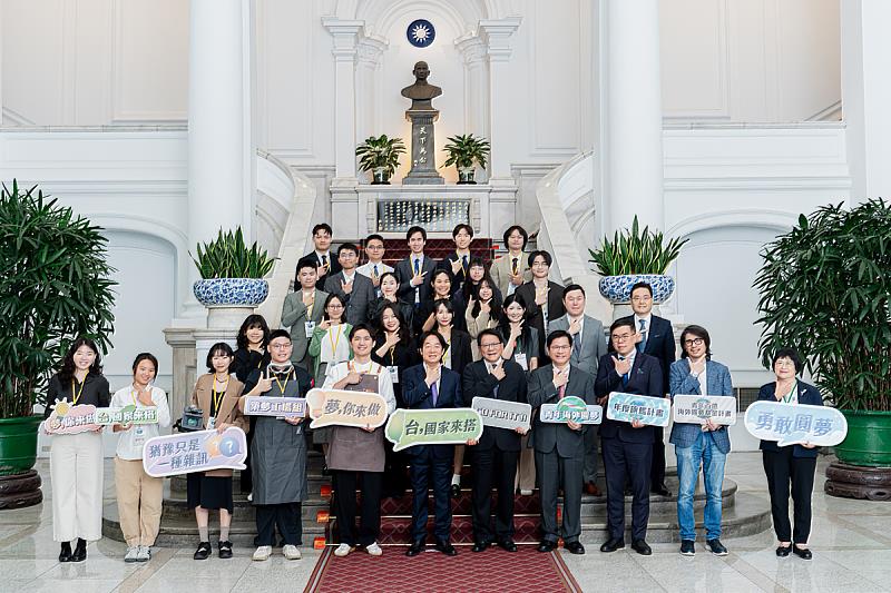 中央大學太空系陳翰琨同學(最後排左二)五月受邀至總統府表揚,與總統賴清德合影。
