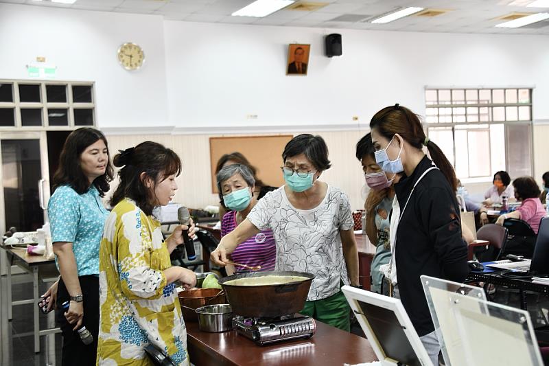 劉彥雯與大社農會合作，教導社區居民製作百香芭樂果醬，以專業所學回饋社區，並促進地方交流與學習。