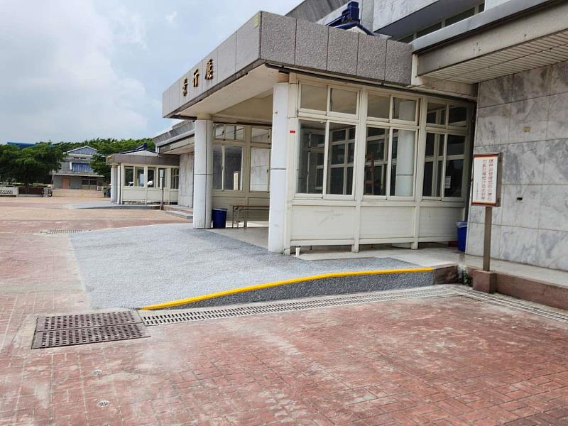 無障礙坡道兩側加黃色警示標線,維護使用安全。