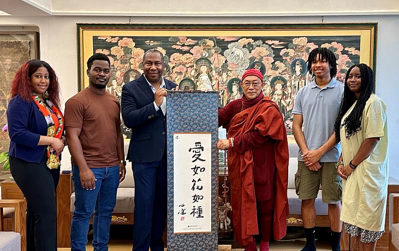 靈鷲山開山住持、世界宗教博物館創辦人心道法師（右三）與聖露西亞駐華大使勞勃•路易斯（左三）等貴賓合影。（圖由靈鷲山佛教教團提供）