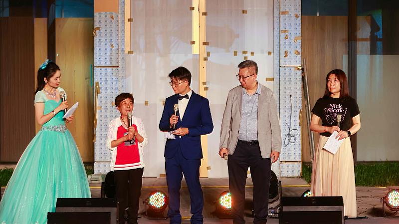 靈鷲山護法幹部及委員楊玉錦(左二)、莊勝壬(右二)、林燕華(右一),在主持人訪問下分享感想。(圖由靈鷲山佛教教團提供)
