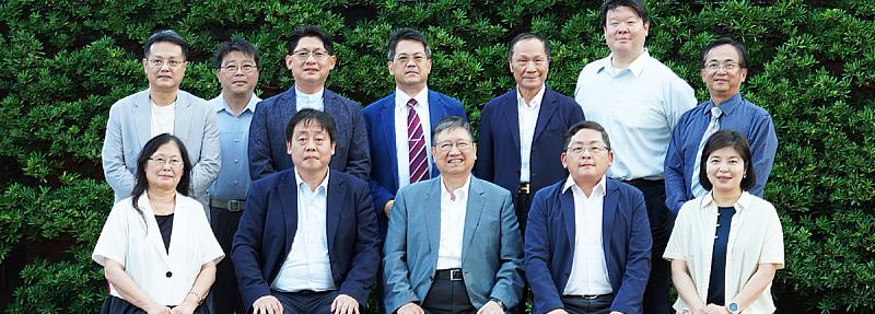 前排左起：文化大學副校長王淑音、王子奇校長、新竹縣長楊文科縣長、文大土資系主任李家儂、新竹縣政府秘書長李安妤。後排左起：總務長徐國城、研發長謝佳宏、文大校友總會陳建成副會長、系友理事長王寶元、華固建設董事長鍾榮昌、新竹市政府文化局局長王翔郁與秘書長蔡俊峯等人。