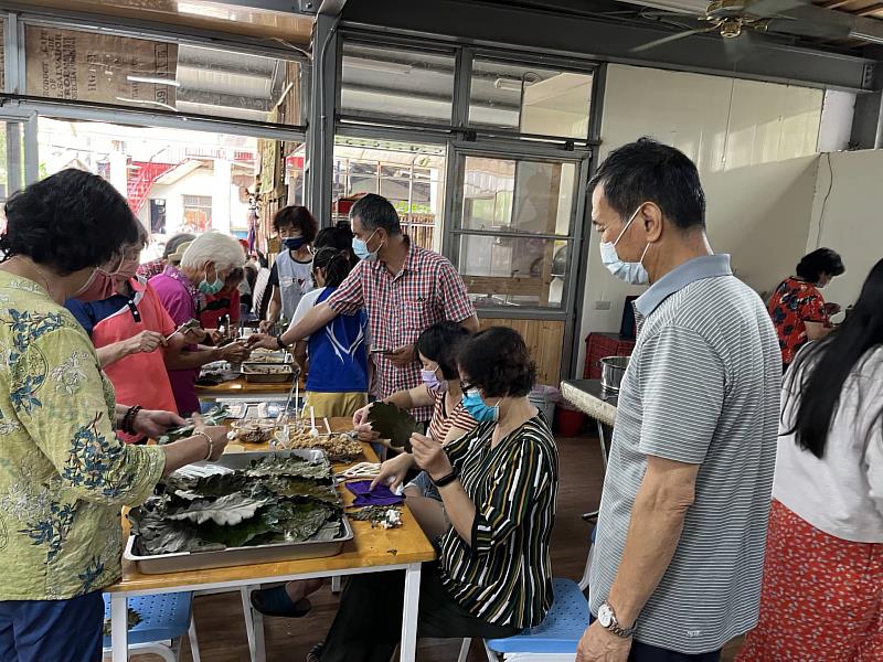 南眉社區居民開發以槲樹葉包粽子
