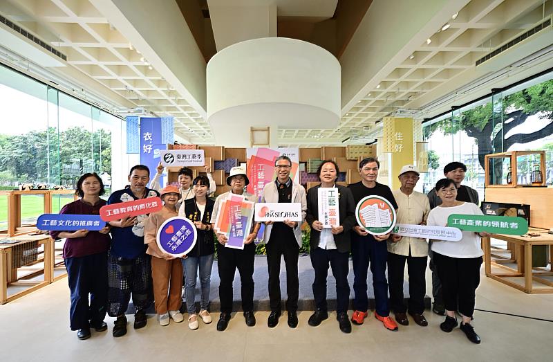參與貴賓，左起工藝之家邱錦緞、工藝之家柯錦中、台中市雕塑學會理事長張貴菜、人間國寶黃麗淑、草屯鎮公所機要秘書蕭豊琪、工藝所前所長翁徐得、工藝中心主任陳殿禮、台灣工藝聯盟總會長葉志誠、南投縣文化資產學會理事長梁志忠、南投縣傳統工藝竹編工藝保存者劉興澤、胡少中金工工藝家、南投縣中興生活美學協會擔任創會理事長李慧珍等人共同合影留念。