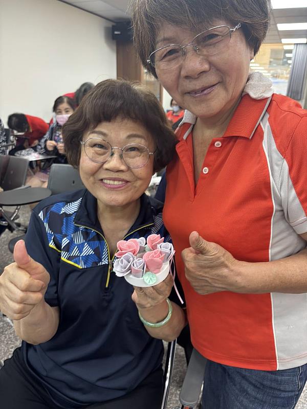 參與者與手作完成品合照