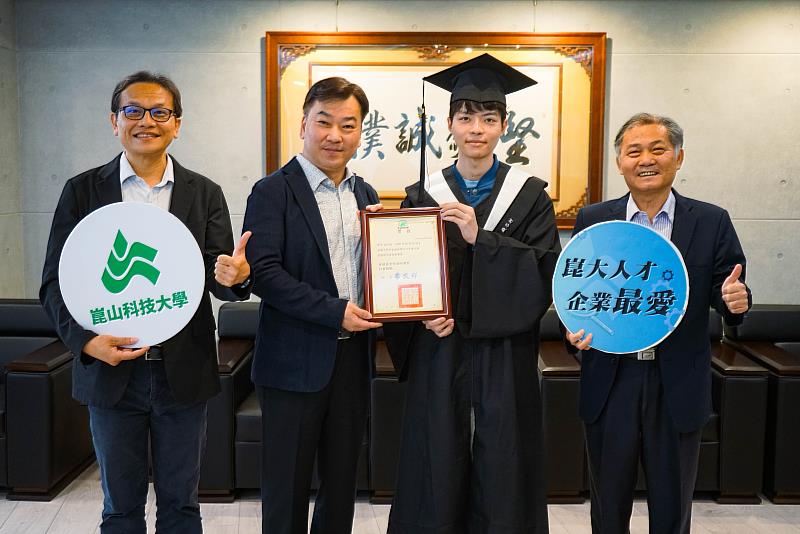 錢谷村(右2)奮發向學獲肯定，獲李天祥校長(左2)、鐘俊顏副校長(左1)及侯順雄副校長(右1)當面給予嘉獎