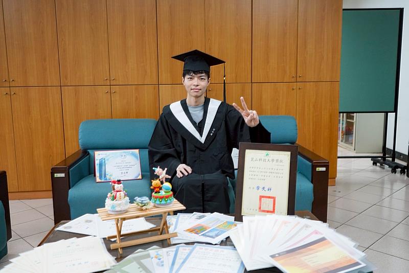 錢谷村家境清寒仍奮發向學,多次獲頒獎學金