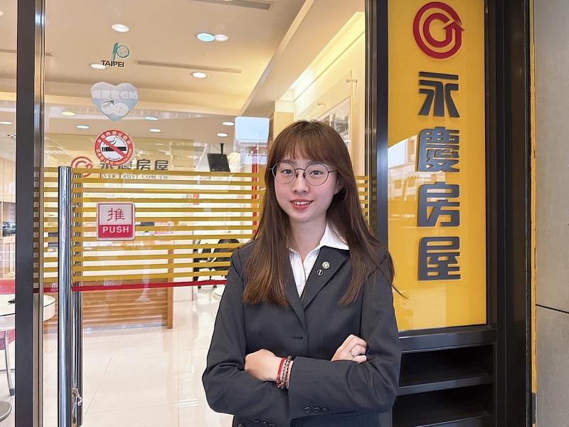 原本從事旅遊業的張紜萍選擇轉職到永慶房屋挑戰業務工作，為自己創造高收入。