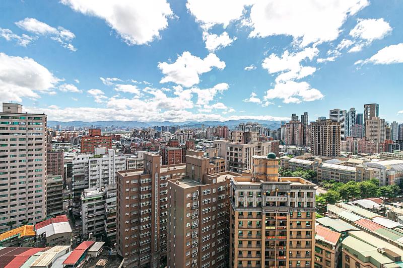 永慶房屋提醒，過戶房產的房地現值總額若超出每人每年244萬元，就要繳納贈與稅。圖/永慶房屋提供