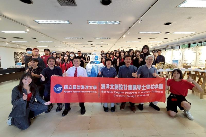 海大文創期末成果展「歸潮」於6月12日至15日在校內展示廳舉辦(圖為開幕式全體師生合影)