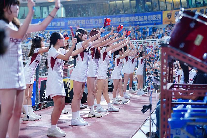 樂天女孩體驗營圓滿落幕 40位女孩正式登場應援舞台