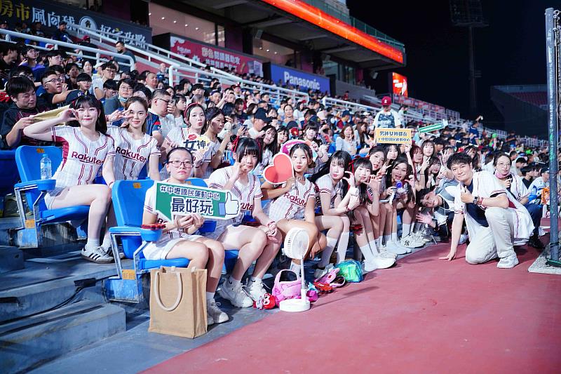 樂天女孩體驗營圓滿落幕 40位女孩正式登場應援舞台