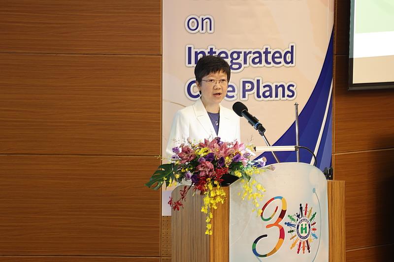 美國杜克大學政策及組織研究中心共同主任林倩蓉分享美國PACE「長者全包式服務照護中心」的成功經驗。(攝影/陳安俞)
