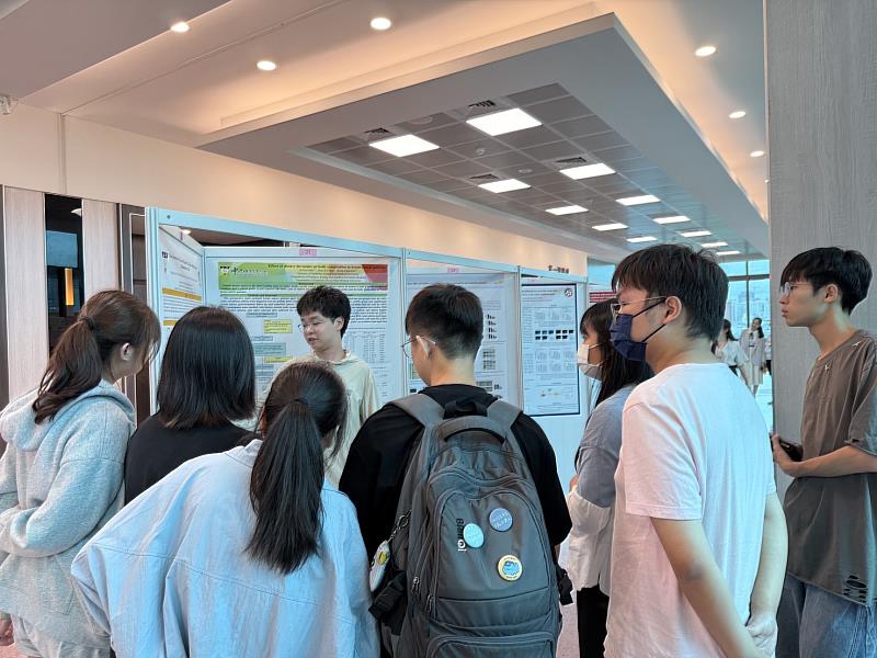 「高齡精準食品創新國際研討會」設置學術海報展區，吸引學生駐足聆聽交流研究成果。