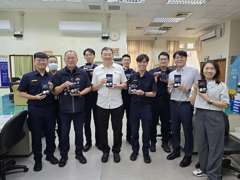 局長至第一分局樹林頭派出所發放貓警長造型隨身碟