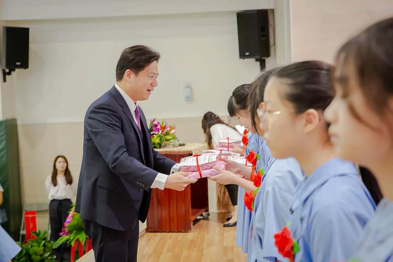 邱臣遠代理市長參加曙光國小畢業典禮
