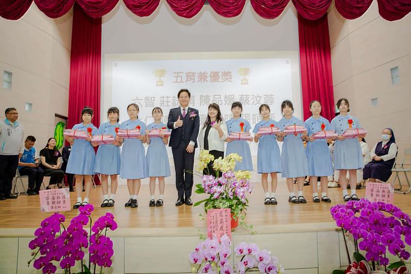 邱臣遠代理市長參加曙光國小畢業典禮