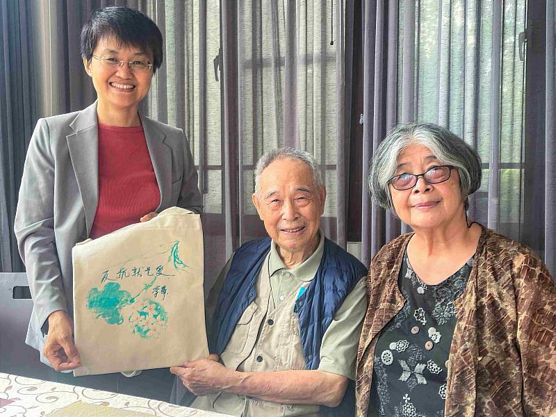圖2客委會主委古秀妃祝賀李喬