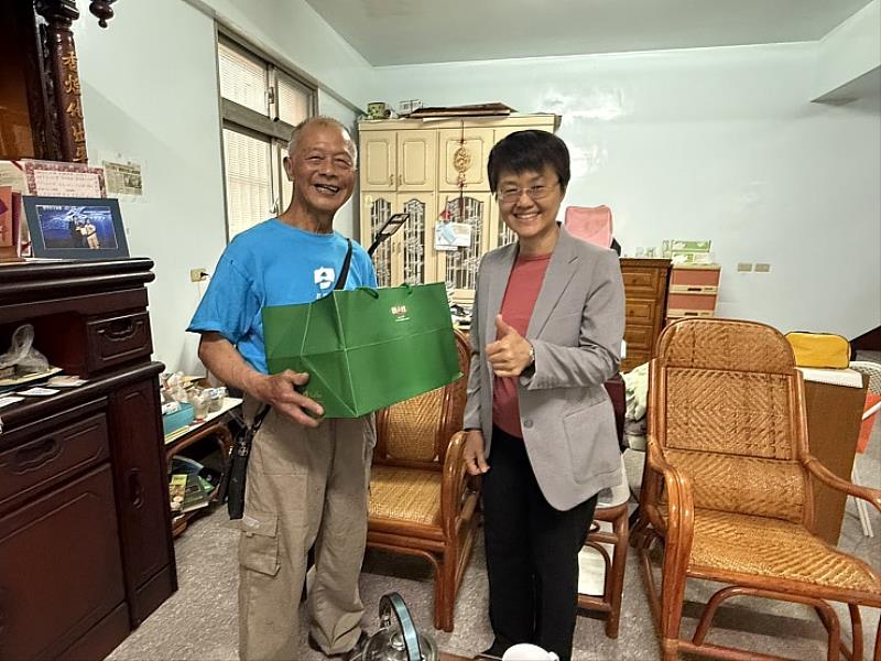 圖1 客委會主委古秀妃(右)祝賀傅明光司阜(左)榮獲行政院文化獎