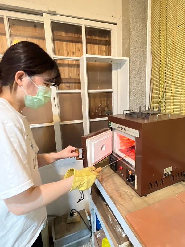 李玟儀運用掐絲琺瑯工藝製作畢業作品