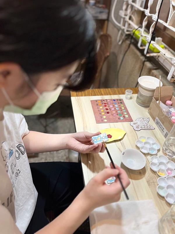李玟儀繪製花磚圖案