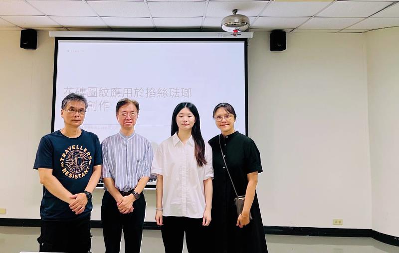 視傳所李玟儀(右2)發表創作作品,與指導老師曾薰誼(右1)、呂裕文教授(左1)、口試委員陳光大教授(左2)合影