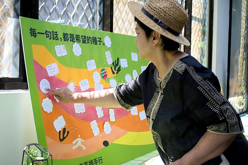 貴賓與視傳系學生設計的留言板互動