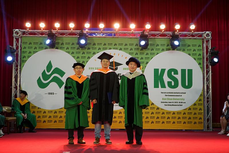 崑山科大針對碩博士生頒出逾530萬創就業助學金，圖為李天祥校長(右)、江智偉院長(左)頒發工程學院機械與能源工程研究所博士學位證書