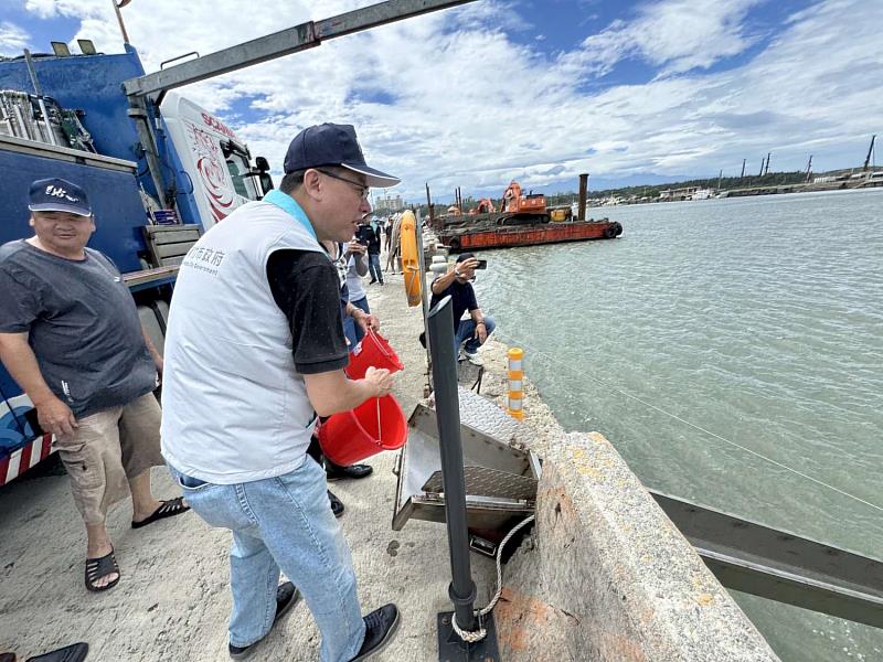 產發處長嚴翊琦及參與民眾放生魚苗