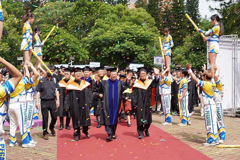 圖 / 中華大學畢業生在師長帶領下，進行校園巡禮。