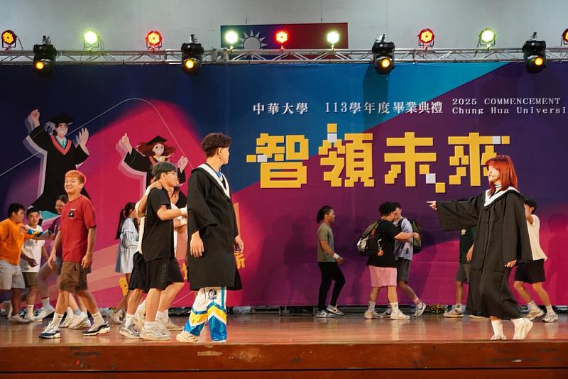 圖 / 畢業生代表與中華大學競技啦啦隊帶來熱情精湛的情境表演，為畢業典禮畫下完美的句點。
