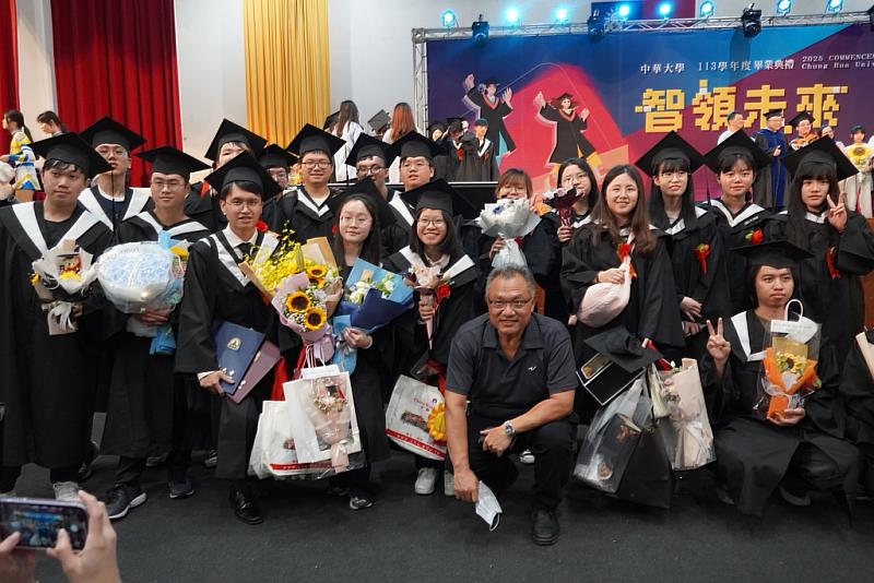圖 / 學生們與師長合影，留下美好的紀念。