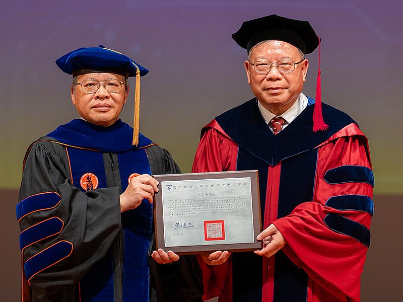 中央大學蕭述三校長(左)頒授學位證書給臻鼎科技集團董事長沈慶芳先生(右),表彰其卓越貢獻。