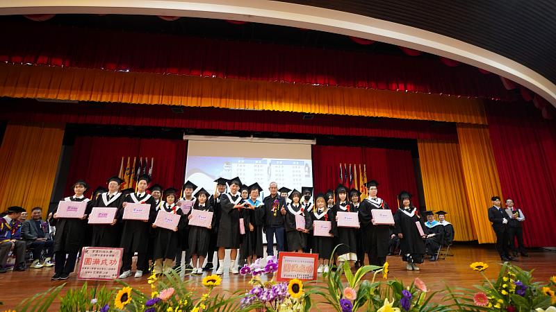 立法院陳超明立法委員頒獎給議長獎獲獎學生