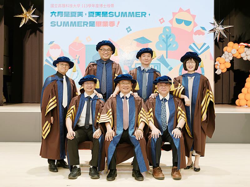 全台規模最大的戶外畢業典禮今(14)日晚間登場，國立高雄科技大學今年選擇在建工校區操場盛大舉辦，下午首先進行博士綬帶典禮，也是高科大畢業典禮其中一個隆重的傳統儀式，授予博士畢業生完成最高階學術訓練的榮耀。圖中前排左二為高科大校長楊慶煜，率領副校長共同展示全新高科大專屬博士袍。