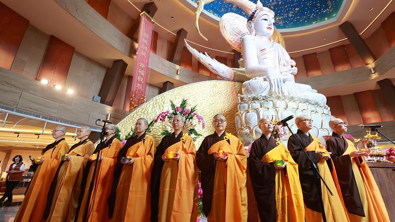 3靈鷲山常住法師唱誦三寶頌,人人手捧心燈,祈願佛法甘露潤澤十方。(靈鷲山佛教教團提供)