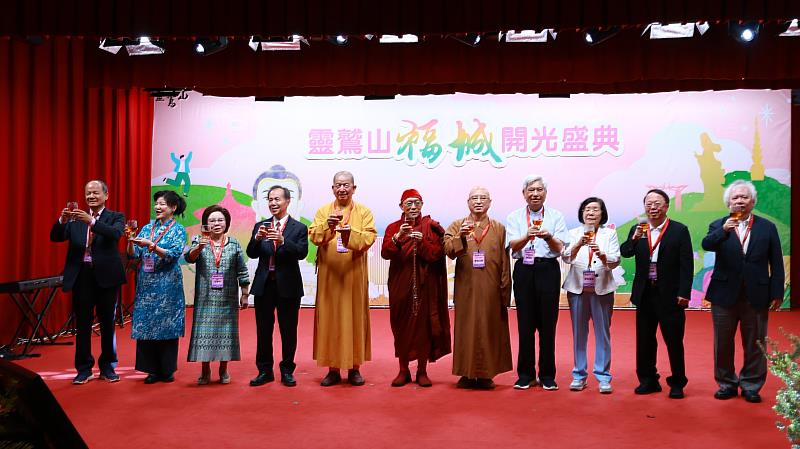 5護持福城的7位大功德主難得同框合影。(靈鷲山佛教教團提供)