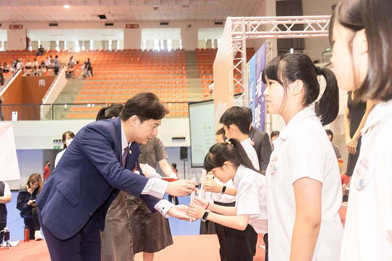 代理市長邱臣遠頒發國小組市長獎暨傑出表現獎