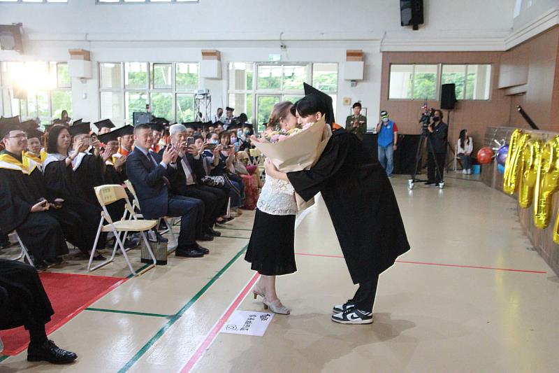 畢業生代表醫管系洪信維同學獻花致贈蔡雅賢董事長感謝母校栽培