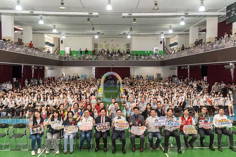 載熙國小第78屆畢業典禮,邱臣遠代理市長到場祝福畢業生展翅高飛、鵬程萬里。