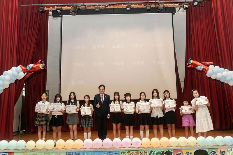 載熙國小第78屆畢業典禮,邱臣遠代理市長到場祝福畢業生展翅高飛、鵬程萬里。