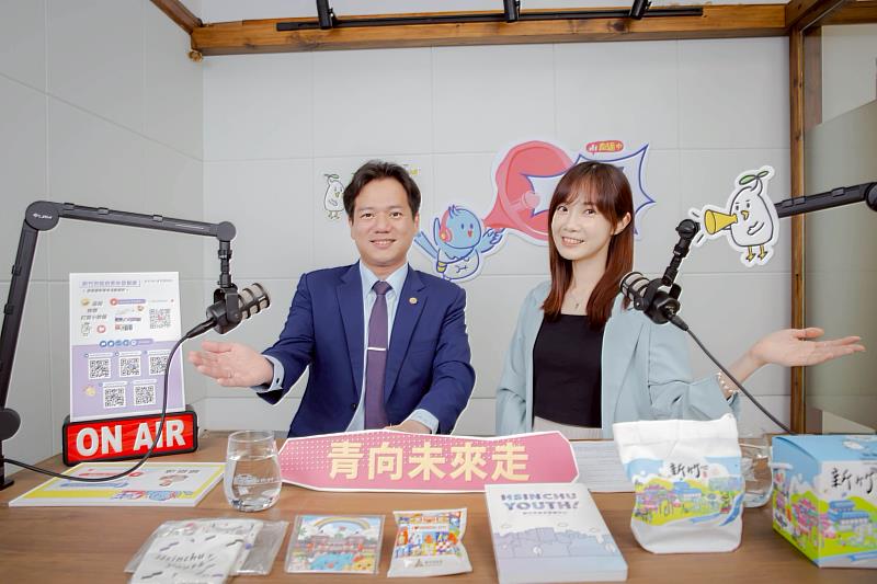 WOW大風吹-首集邱臣遠代理市長、楊寶楨發言人合影。