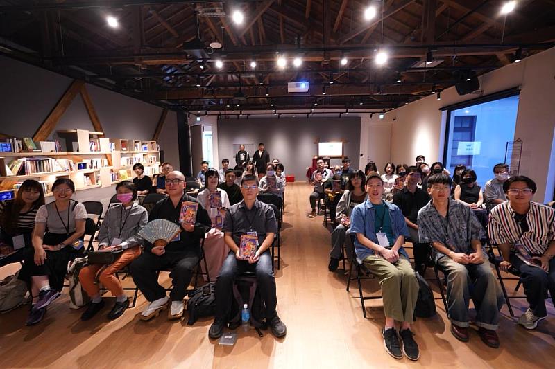 文化部今（15）日舉辦114年度第一場「青年創作成果媒合會」，邀請（前排左起）鍾子禪、尤麗雯、呂眉均、林恕全、洪碩鴻、廖期正、謝政融、張弘政，以及蔡宜汎（次排左）出席；另有許境洛線上參與，10位創作者展現青年豐沛的創作能量。
