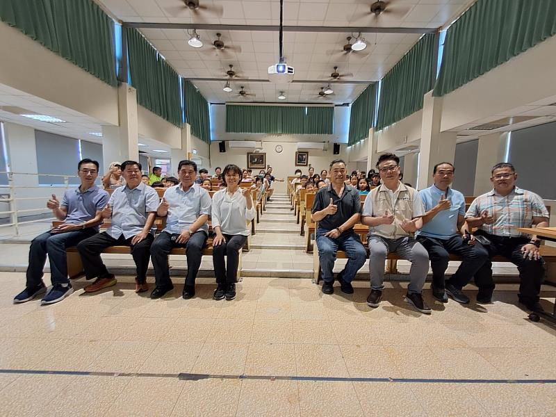 (左起)宜蘭縣救國團之友聯誼會李副總幹事聖元、宜蘭縣黃建勇議員、宜蘭縣救國團之友聯誼會蔡會長岡志、新南國民小學陳柏如校長、壯圍鄉公所潘文益代表、宜蘭縣政府代表人林峻陞秘書、救國團宜蘭縣團務指導委員會張文聰組長、救國團宜蘭縣壯圍鄉團委會陳煜清會長共同揭開本次「愛‧分享」聚光圓夢計畫之序幕。