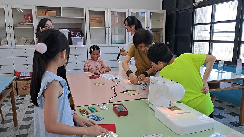 新南國小手作教師帶領學生共同製作。