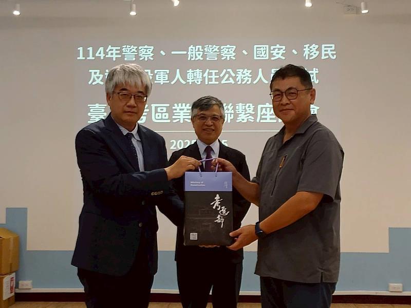 縣府秘書長陪同考選部長巡視臺東考區 攜手考選部強化國考試務合作